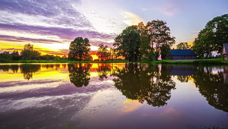 Timelapse-Cinematográfico-Del-Amanecer-Con-Un-Lago-En-Primer-Plano-Que-Ofrece-Reflejos-Asombrosos-Y-Una-Hermosa-Escena.