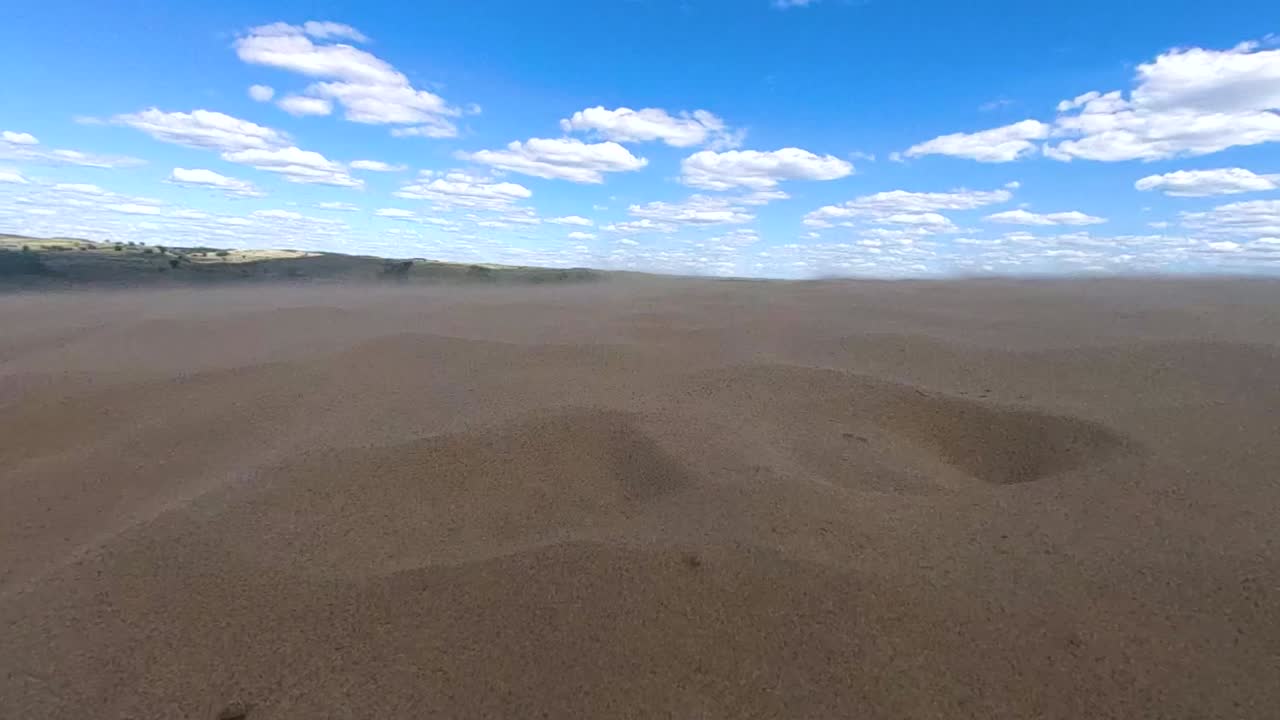 캐나다 앨버타에서 흐린 화창한 날 사막과 모래 언덕