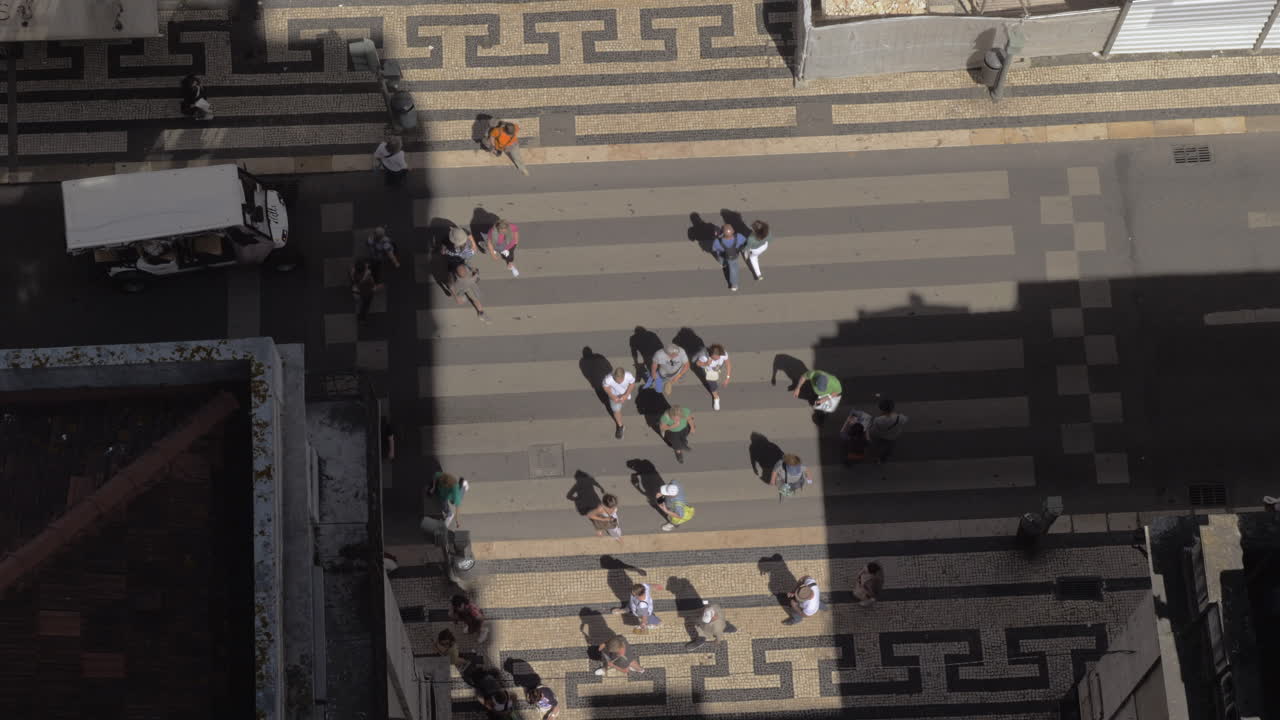 Persone che attraversano la strada