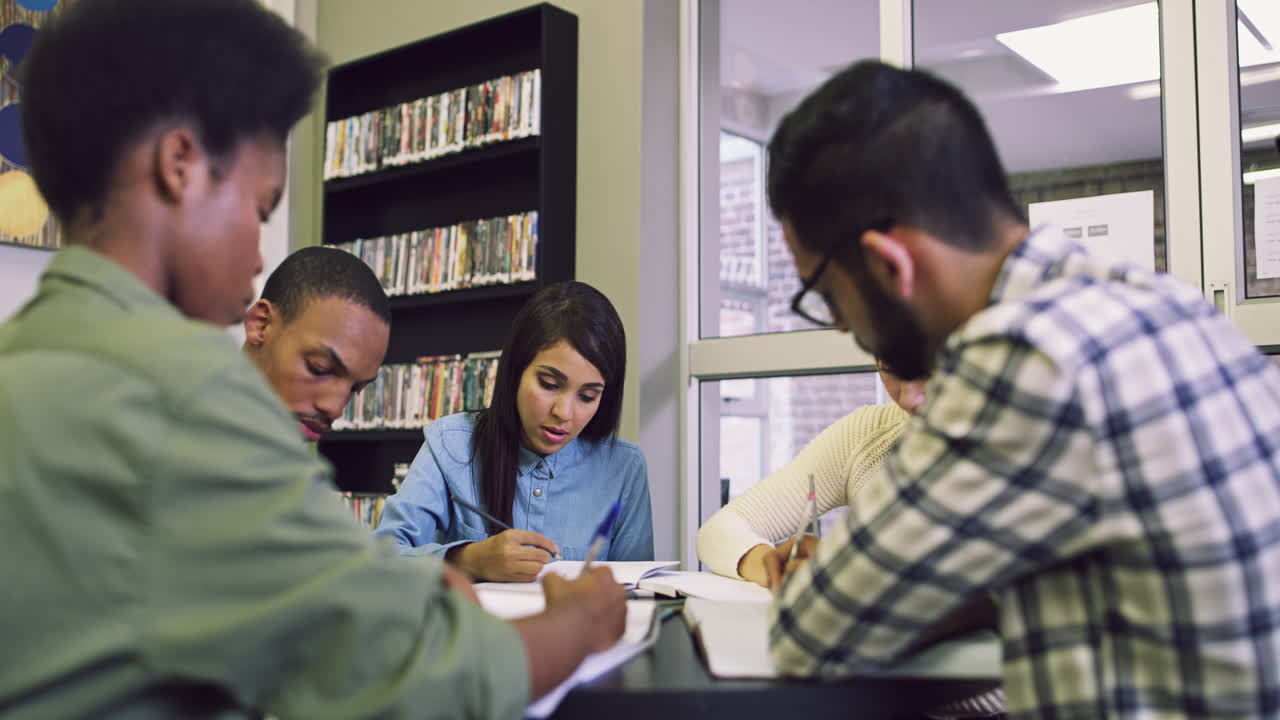 educación, escritura y universidad con estudiantes