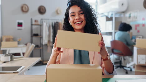 mujer de negocios, llamada de video y logística con caja