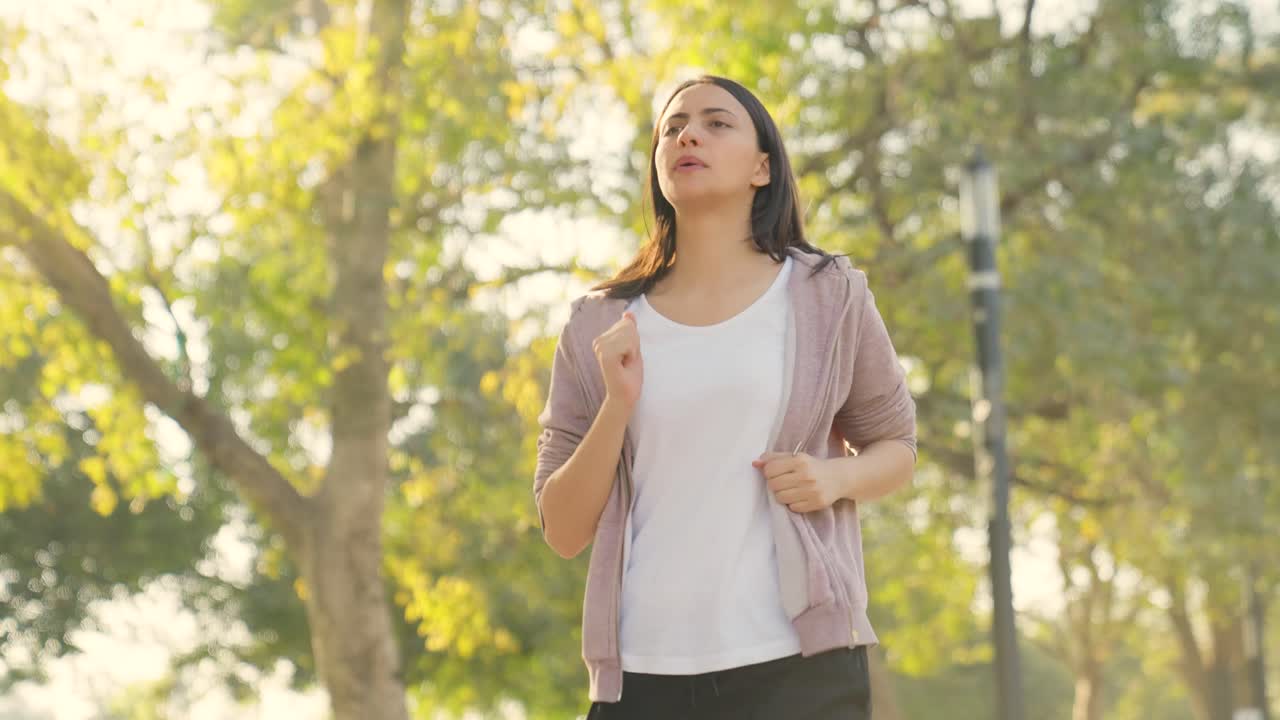colocar a una joven india corriendo en un parque por la mañana.
