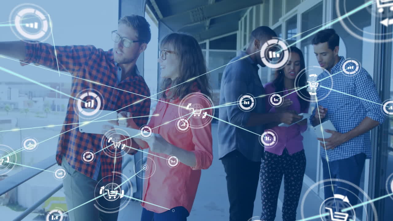 태블릿을 사용하는 다양한 비즈니스 사람들에 대한 아이콘과 연결 네트워크의 애니메이션