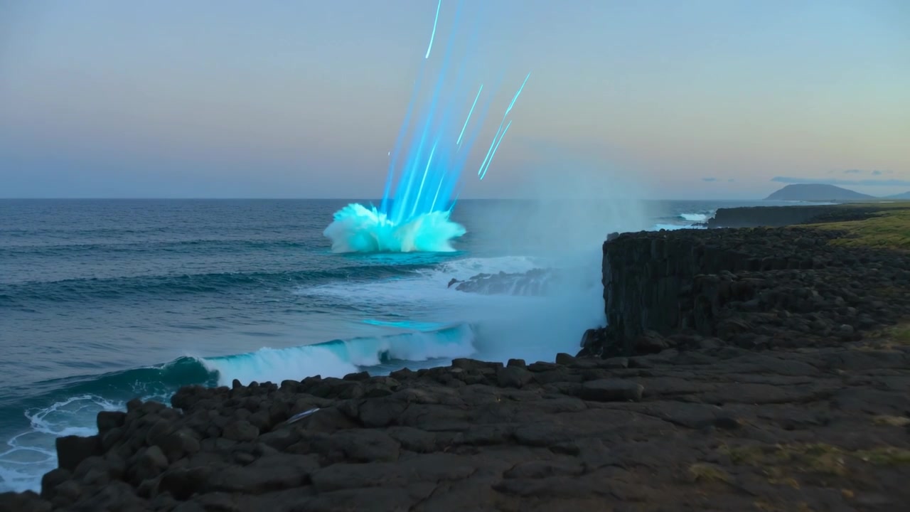 Proiettile bluastro in discesa che colpisce l'oceano al tramonto, producendo un pennacchio turchese sopra una scogliera di basalto
