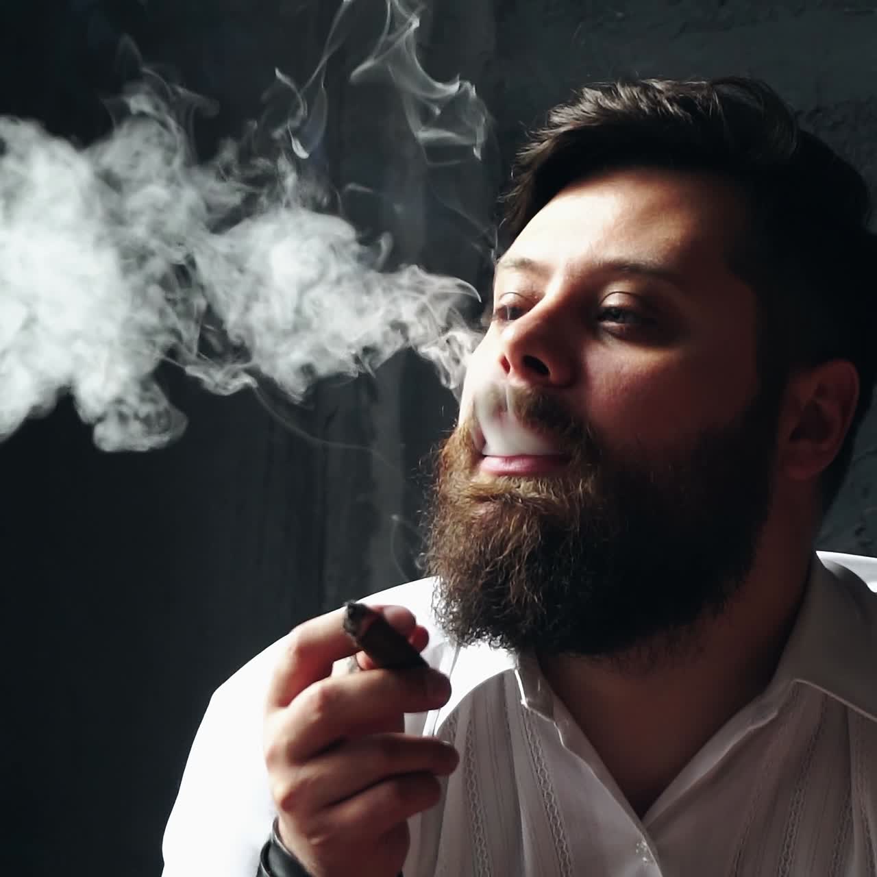 стильный мужчина с сигарой.