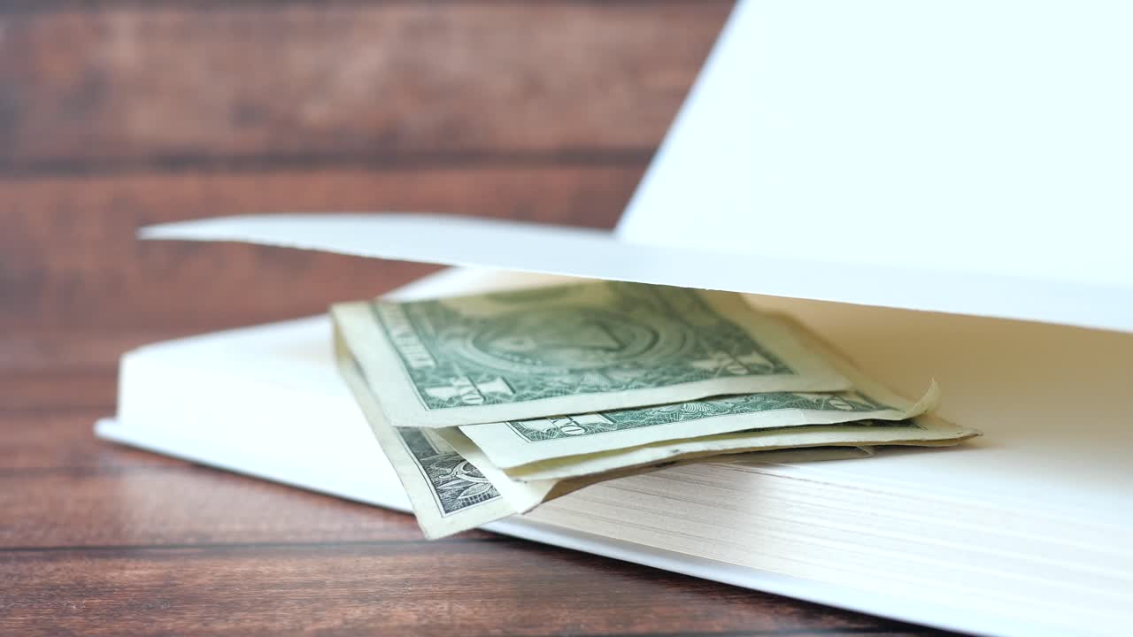 dinero escondido en un libro
