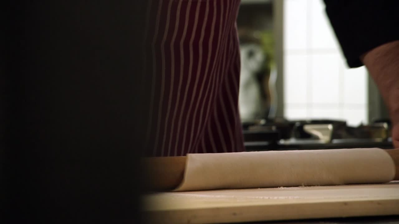 выливать муку на катушку, чтобы сделать свежее тесто для макарон