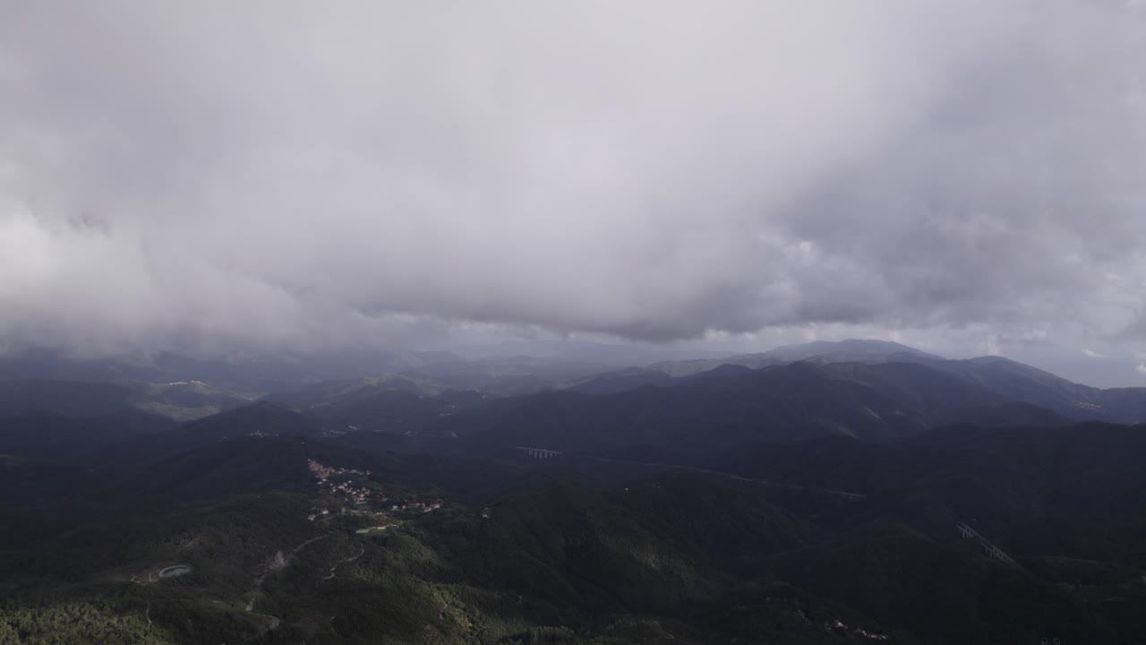 fascinante toma de video volando sobre el puente del paso de bracco en italia y sus alrededores