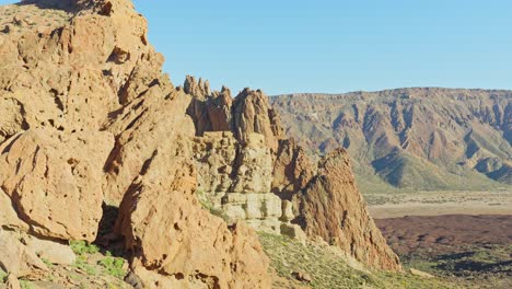 Vista-Panorámica-De-La-Formación-Rocosa-En-El-Parque-Nacional-Del-Teide,-Dinámica-Inclinada-Hacia-Arriba