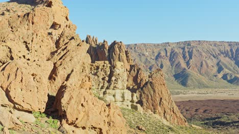 vista panorámica de la formación rocosa en el parque nacional del teide, inclinación dinámica hacia arriba