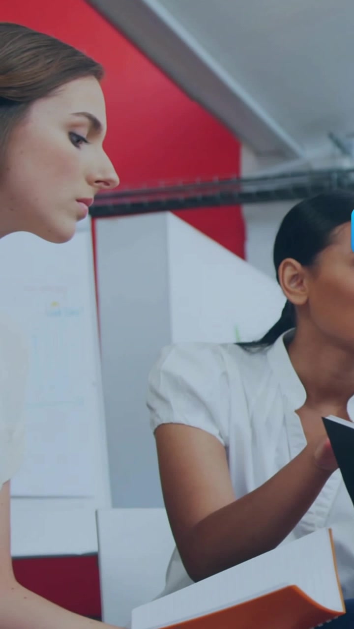 Video verticale: Relatore tecnologico che tiene un notebook nero, generando icone social che mostrano un coinvolgimento crescente.