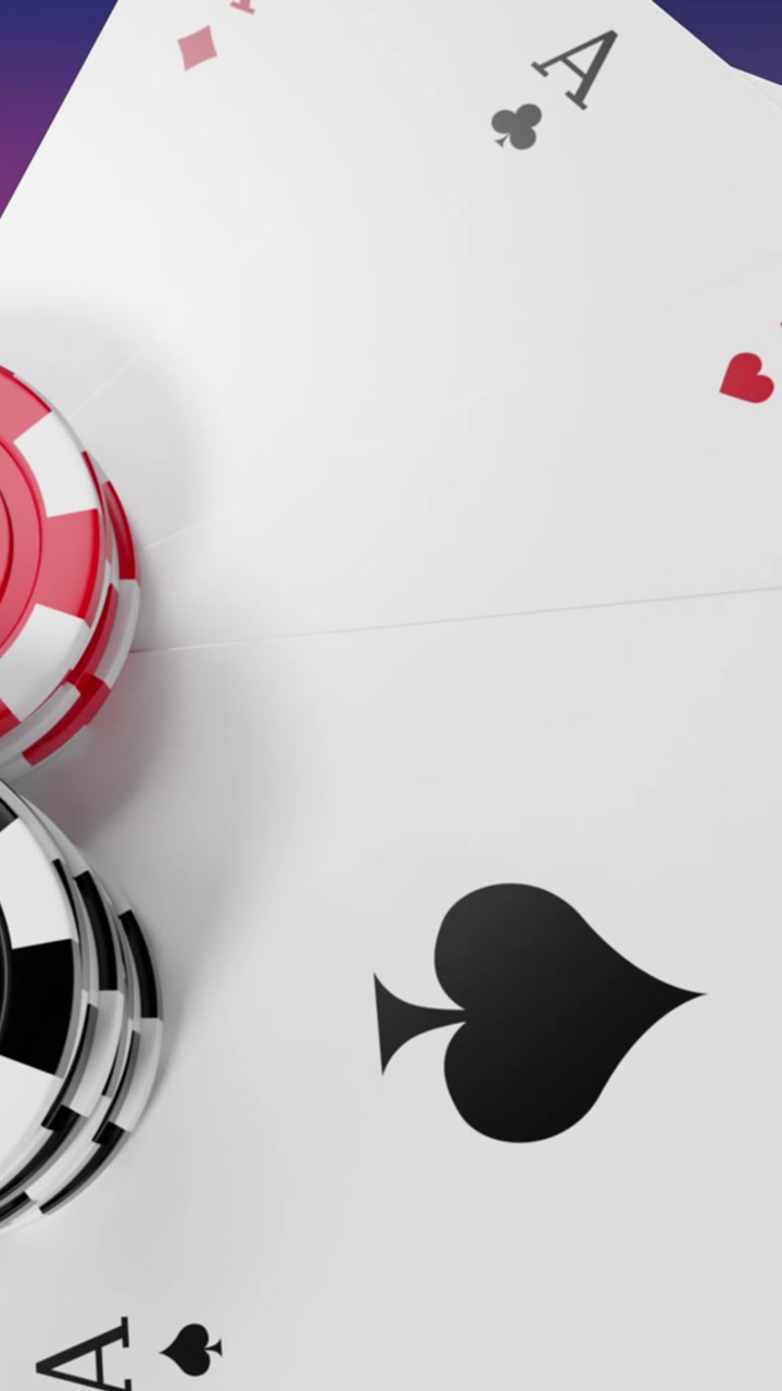 Animazione di fiches da casinò e carte da gioco su sfondo sfumato dal viola al rosa