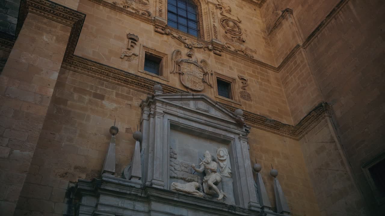 Ampia veduta di tetti storici di città sotto un cielo limpido e luminoso.