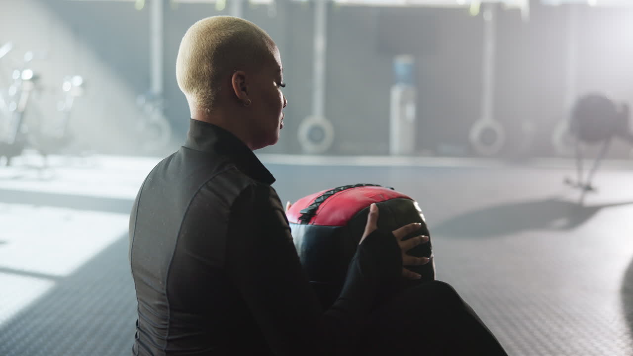 체육관 에서 운동 을 한 후 휴식 하는 여자