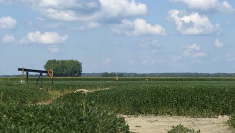 tomas de aceite, tanto en funcionamiento como estacionarias, esparcidas por las tierras de cultivo del medio oeste de illinois, américa