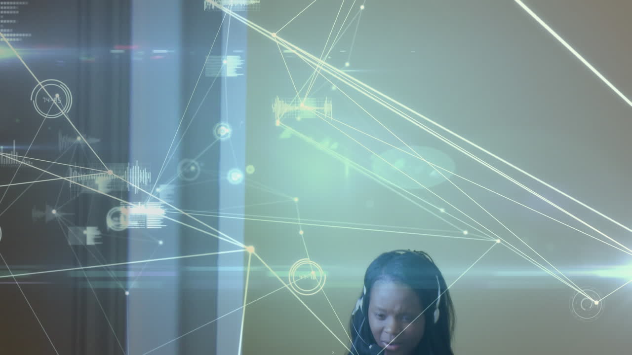 animación de procesamiento de datos sobre una estudiante que usa auriculares de teléfono aprendiendo desde casa