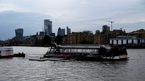 Timelapse-De-Los-Barcos-De-Los-Cruceros-Del-Parque-Frente-A-La-Ciudad-De-Londres-A-Lo-Largo-Del-Río-Támesis,-Inglaterra