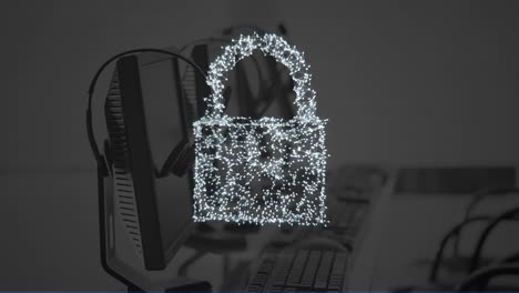 animación de un candado digital sobre las computadoras en la oficina