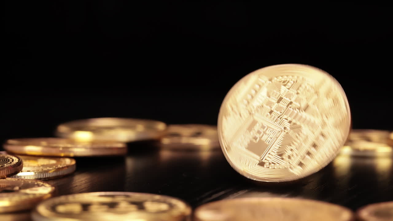 moneda de oro bit btc monedas de criptomoneda sobre un fondo negro. bitcoin es una criptomoneda mundial y un sistema de pago digital llamado la primera moneda digital descentralizada.