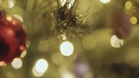 árbol-De-Navidad-Y-Adornos-Con-Luces