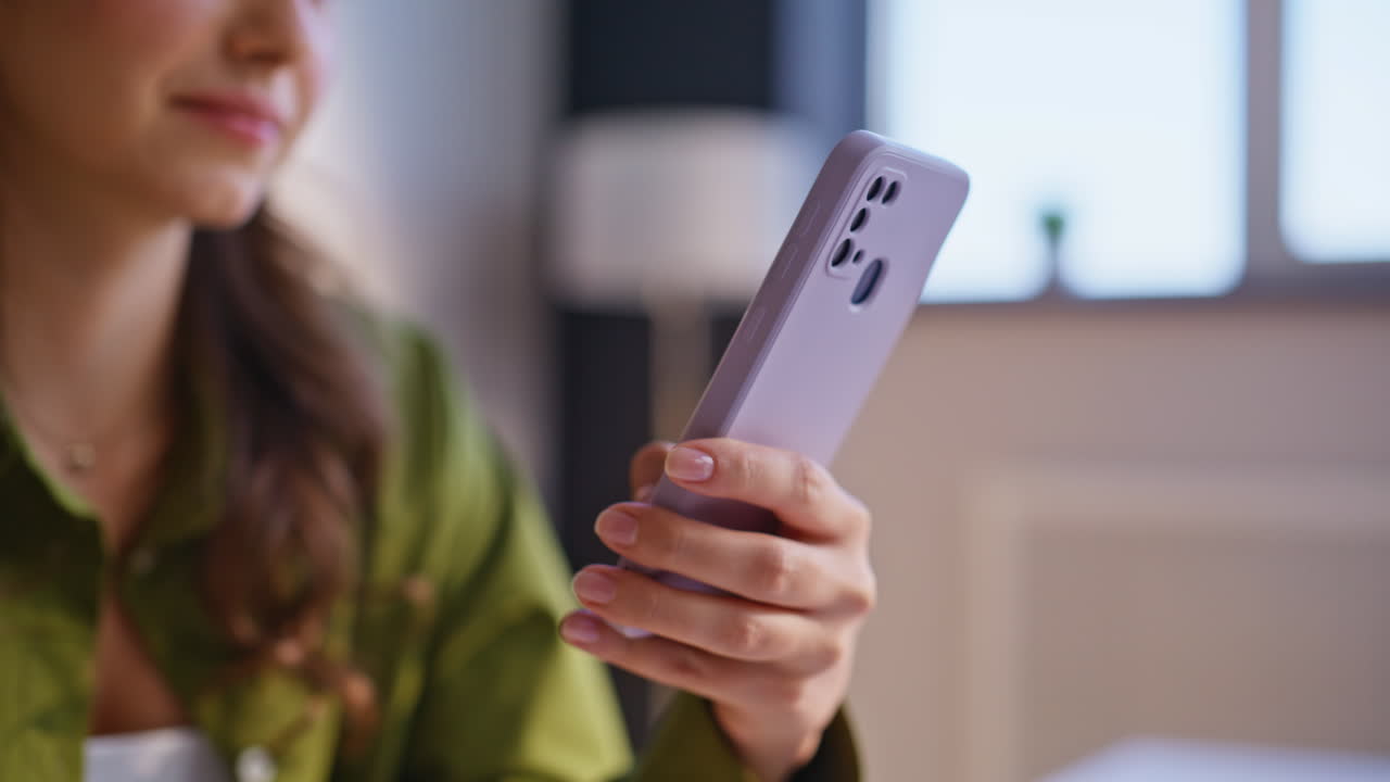 스마트 폰을 사용하는 여성