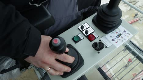 controles del operador de la grúa