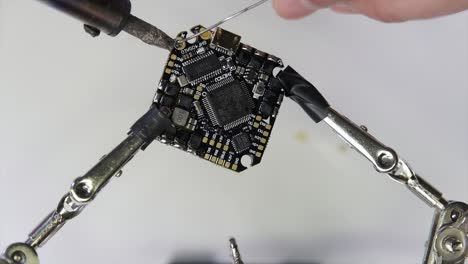 fabricación de drones, chips, soldaduras, reparaciones, mecánicos y placas base