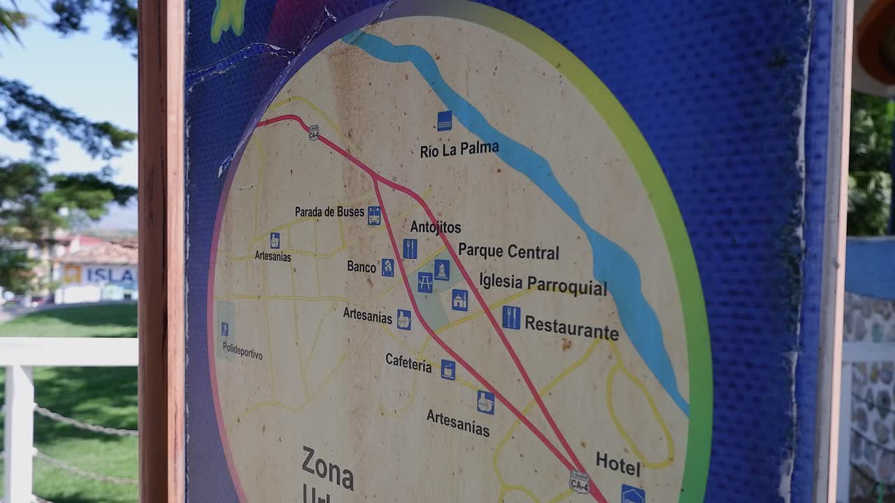 mapa de señalización inclinado hacia abajo en la palma, el salvador en américa central