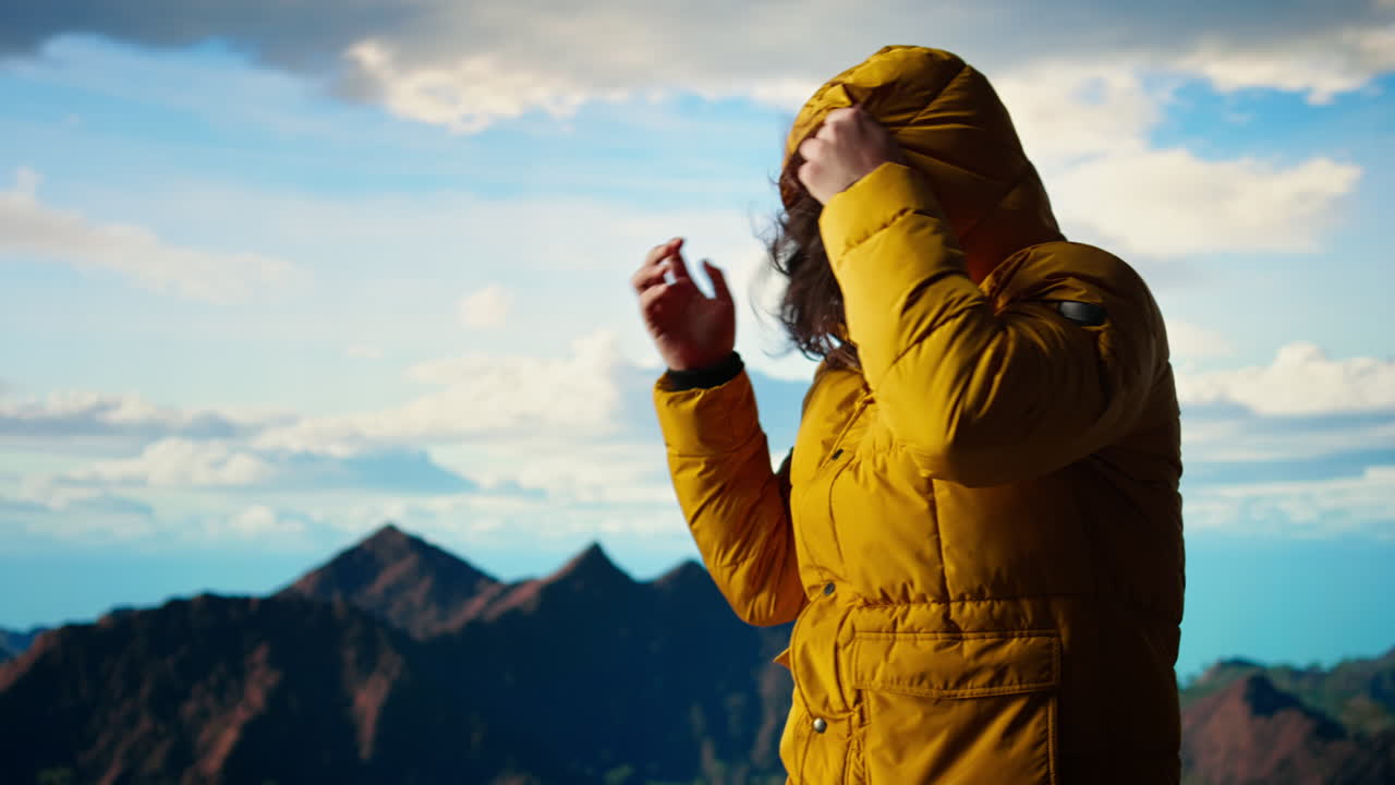 Amante della natura alle prese con il clima freddo e ventoso in cima alla montagna.