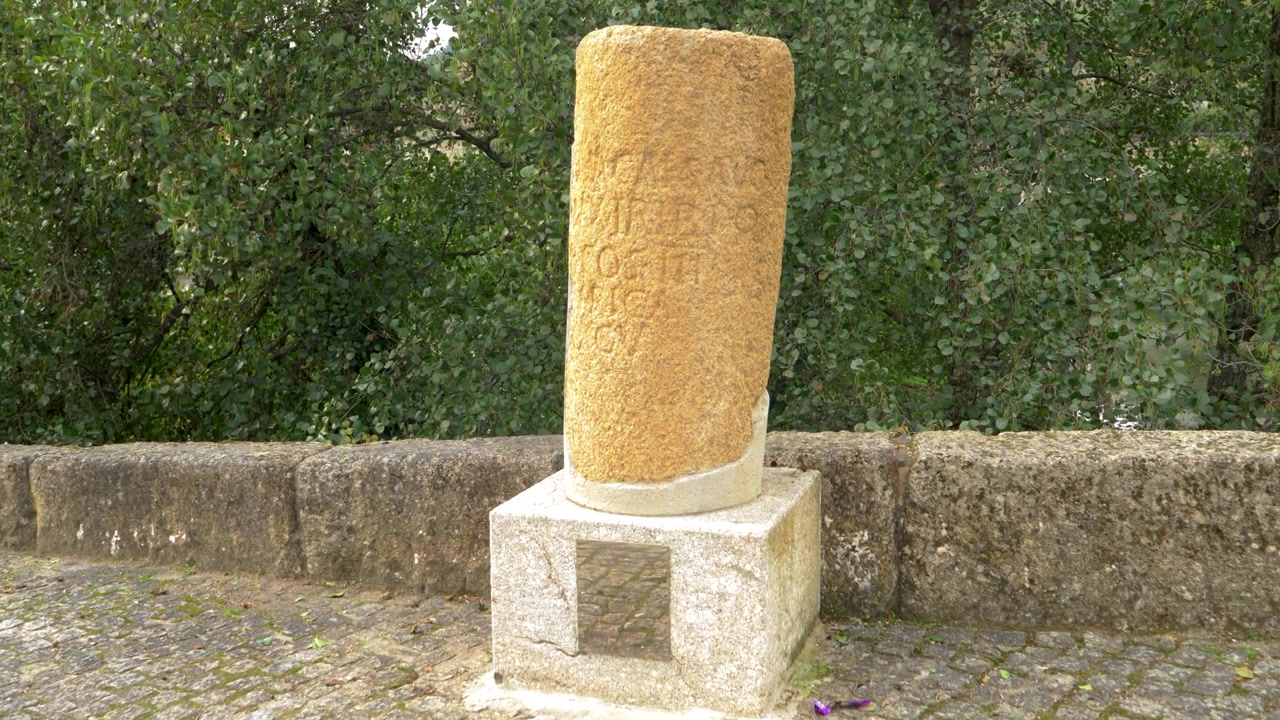 Vista ravvicinata della pietra miliare romana accanto al Ponte da Cigarrosa a Petín, un indicatore storico dell'antica Via Nova che attraversa Valdeorras nella provincia di Ourense, Galizia, Spagna nord-occidentale.