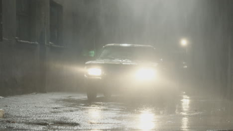 escena de callejón de lluvia nocturna con coche