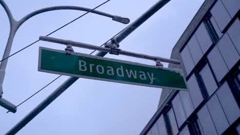 Broadway-Straßenschild-In-Soho,-Manhattan-Während-Des-Verschneiten-Morgens