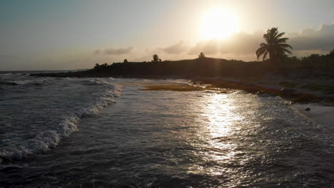 Vuelo-De-Drones-Durante-La-Puesta-De-Sol-Sobre-La-Playa-De-México