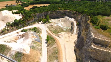 Vista-Aérea-De-La-Cantera-De-Piedra-Caliza-En-Verano---Disparo-De-Drones