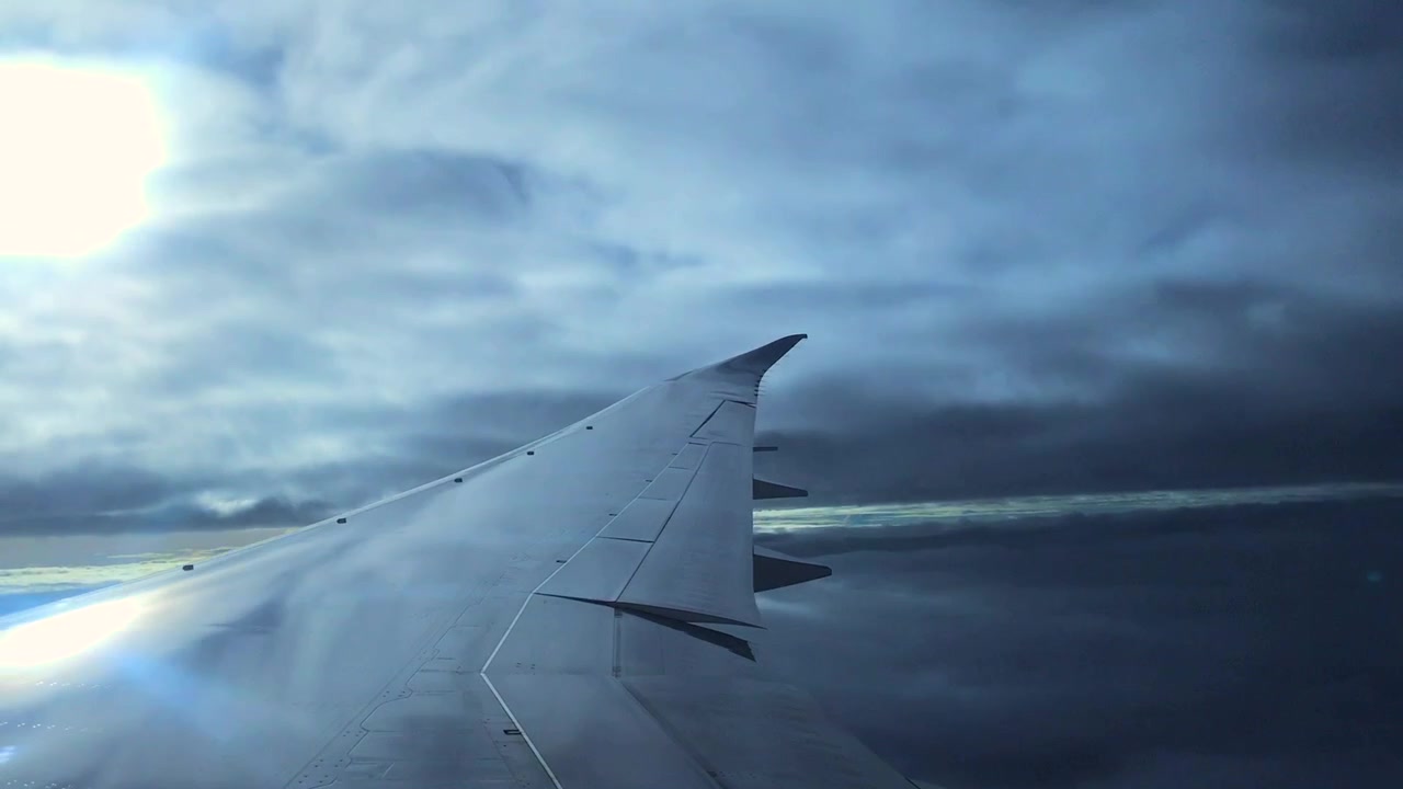 Flyver over skyer