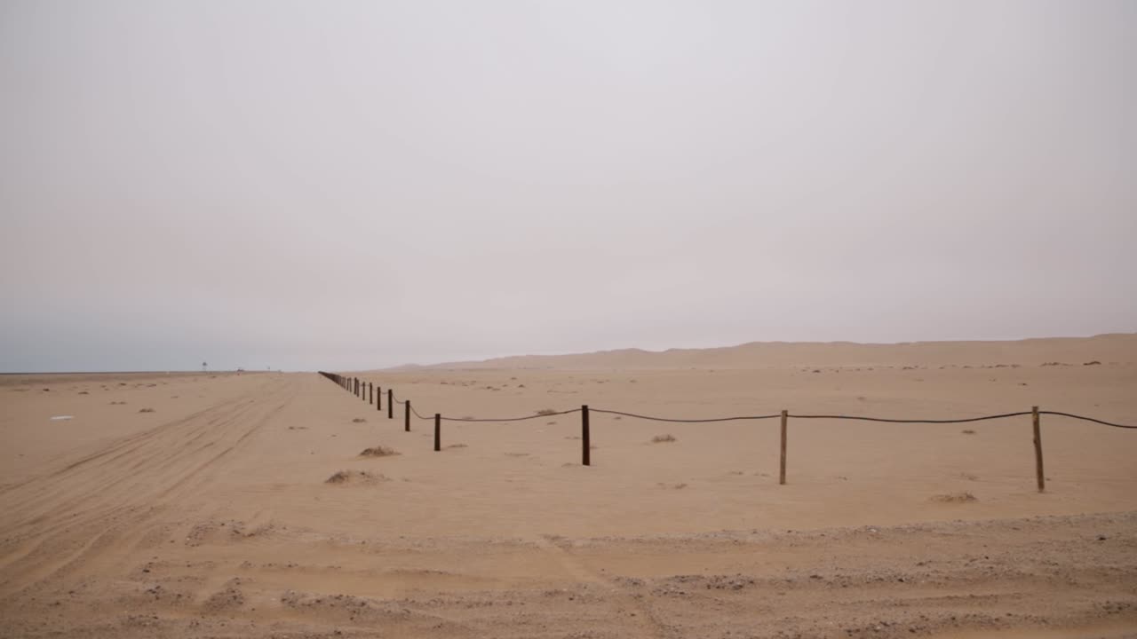 나미비아 의 스 ⁇ 코프문트 와 월비스베이 사이 의 바쁜 도로  ⁇  에 있는 나미브 사막 의 사막 모래 언덕 이 있는 보호 구역