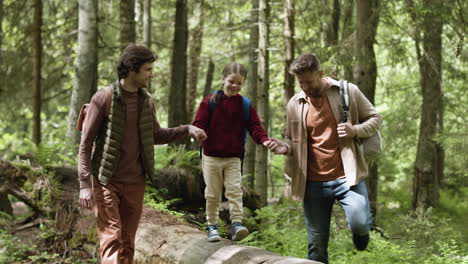 familia caminando por el bosque