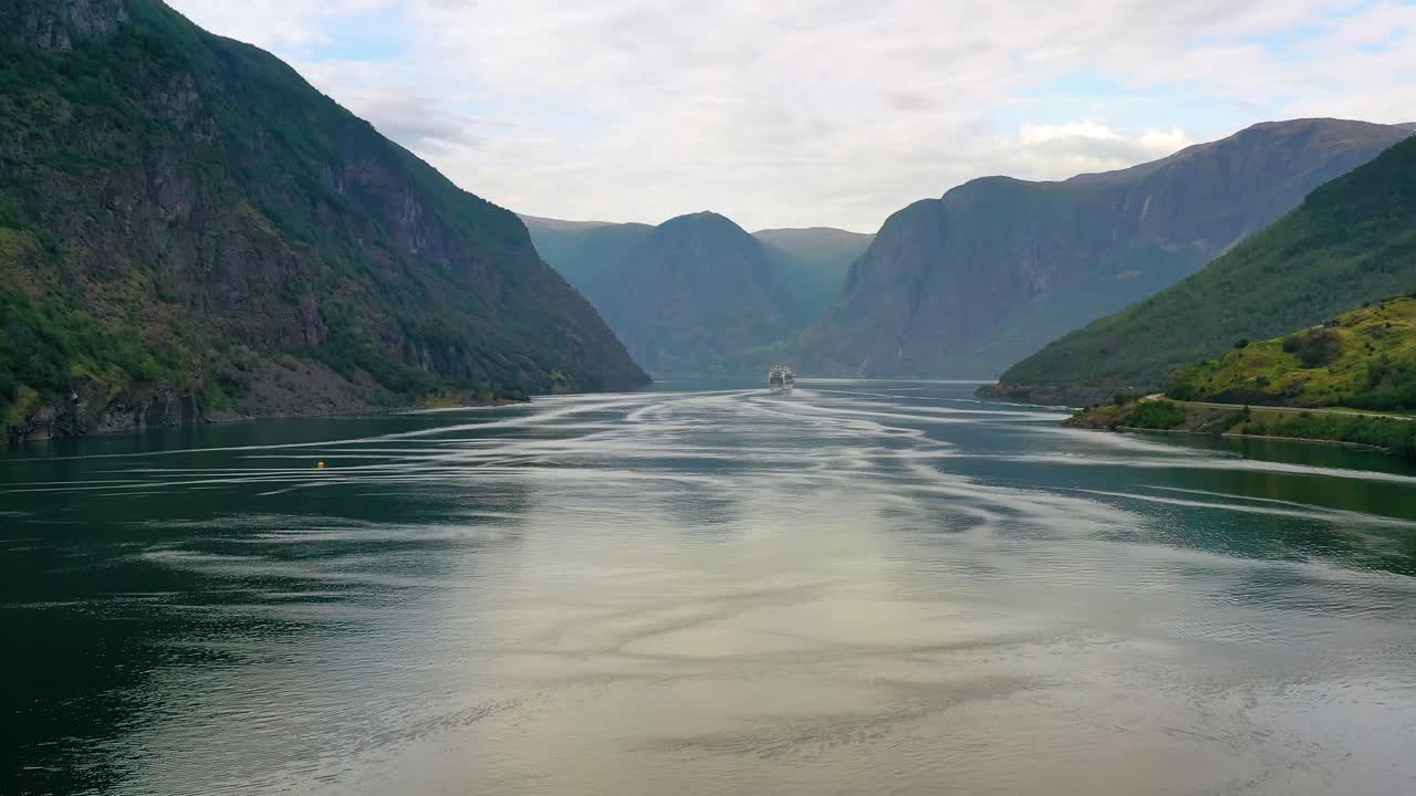 스테가스테인은 노르웨이의 아름다운 자연을 찾고 있습니다.