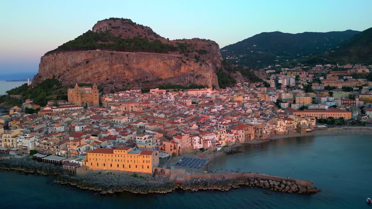 Drone-flyvning over Cefalùs bugt med rolig sø og synlige stranddetaljer