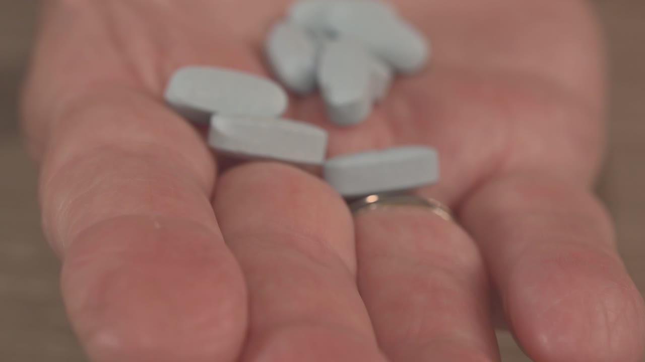 미국 노인 시민은 진통제에 의존하고, 오피오이드 중독을 가지고 있습니다.