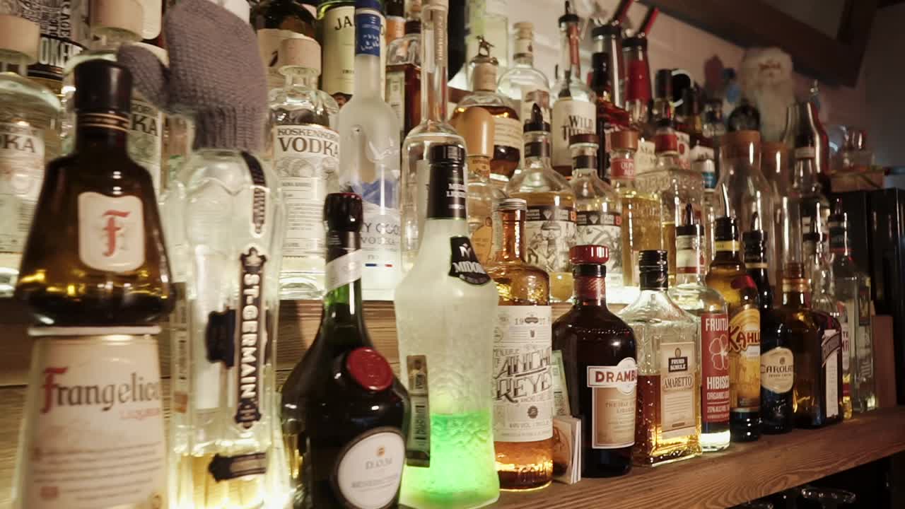 un bar bien abastecido con muchos tipos diferentes de alcohol