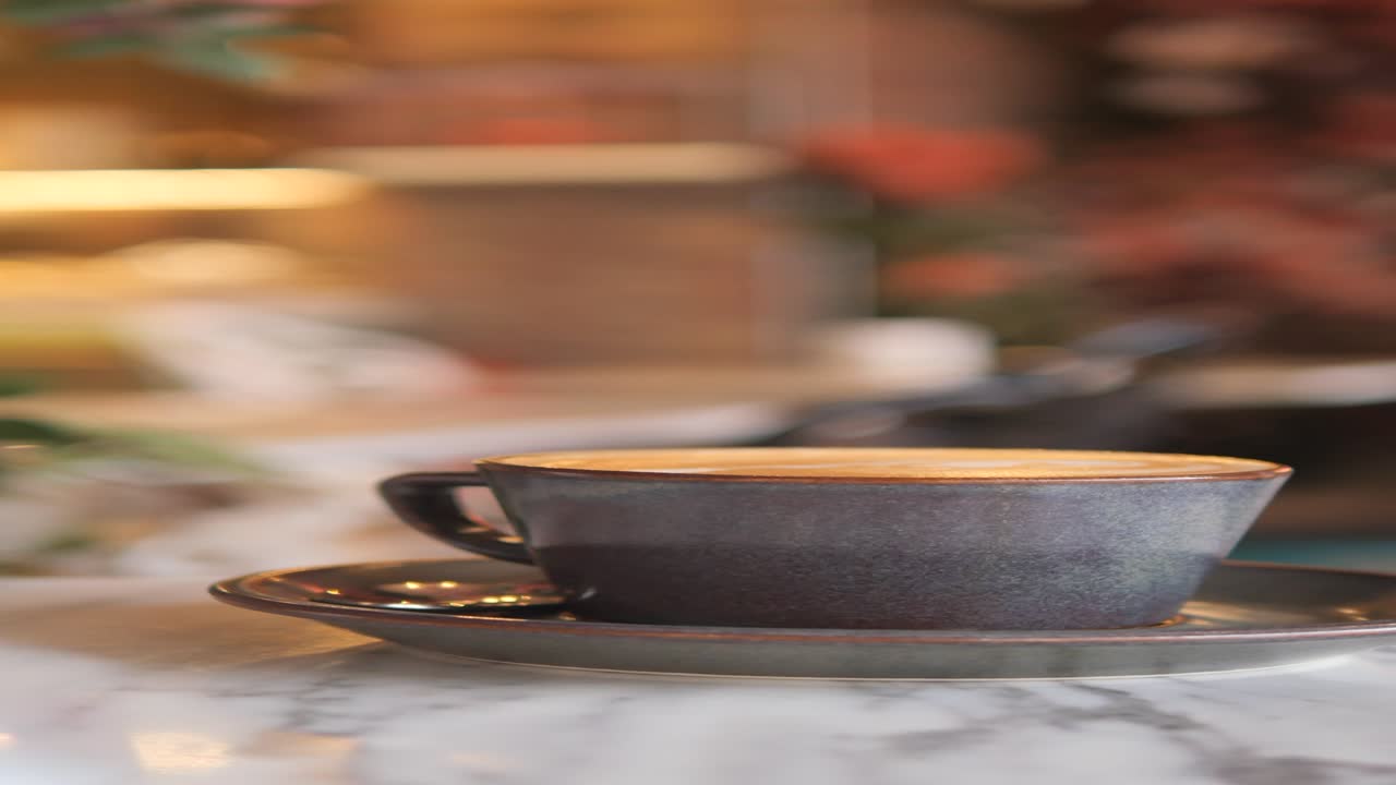 una taza de café en una mesa de mármol en un café