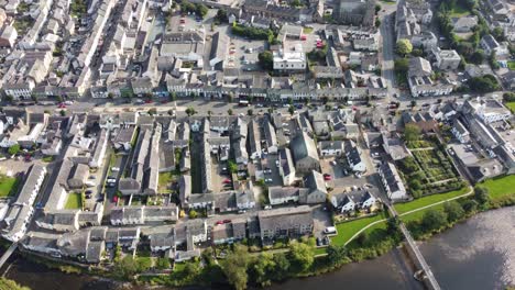 Cockermouth-Stadtzentrum-Und-High-Street,-Lake-District-Cumbria-UK-Luftaufnahmen-4k