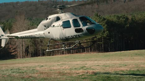 Un-Helicóptero-Aterriza-En-Cámara-Lenta-En-Un-Campo