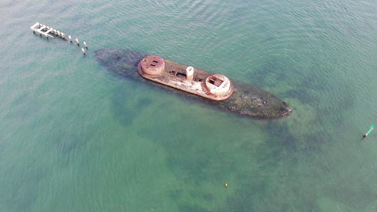 호주 멜버른 블랙 록 해안에서 침몰한 hmas cererus를 통해 무인 항공기 보기