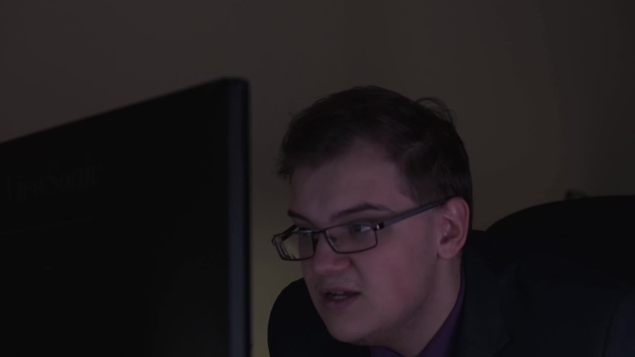 Человек, работающий поздно ночью.