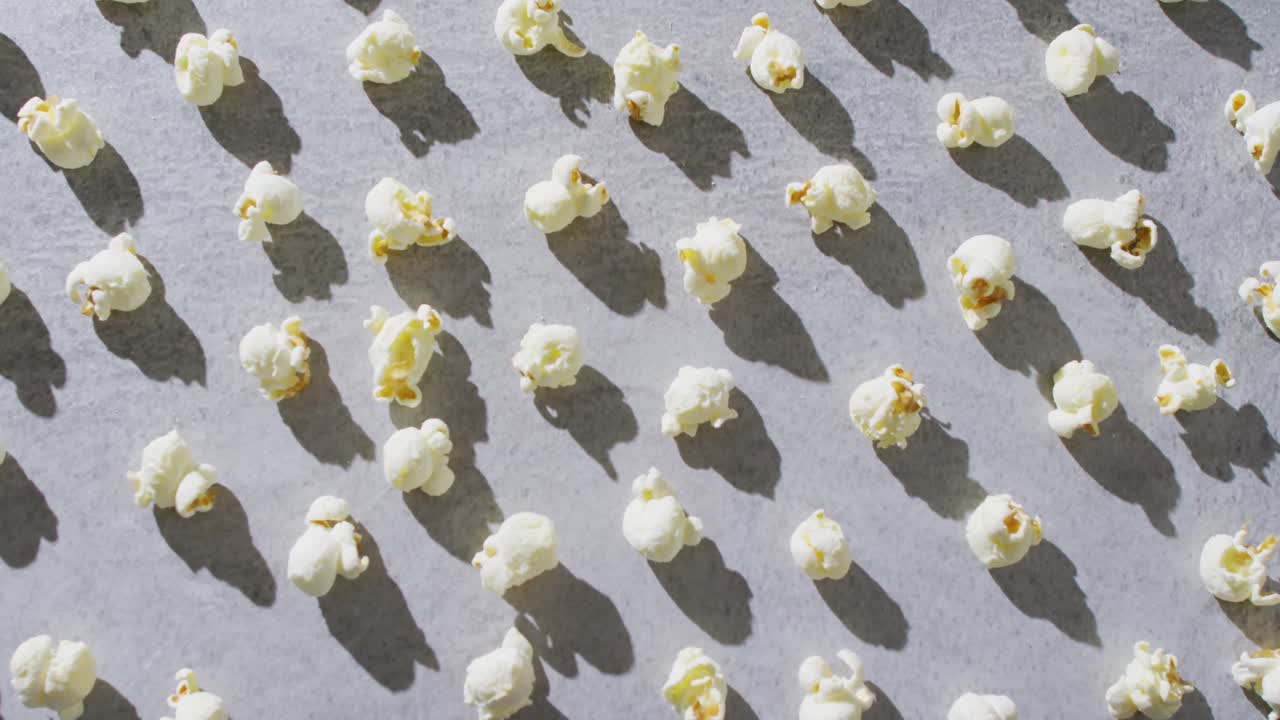 회색 배경 에 있는 팝콘 의 클로즈업 비디오