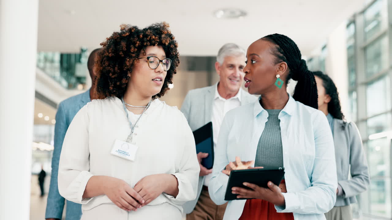 Tablette, consultation et femmes d'affaires en marche