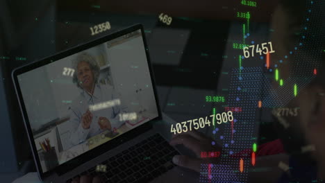 animación de procesamiento de datos financieros sobre empresario biracial en llamada de video portátil en la oficina