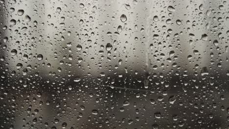 gotas de agua en la ventana en un día lluvioso